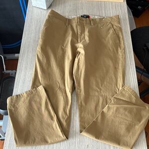 Dockers Men’s Slim Fit Khaki Chino Pants W32 L32